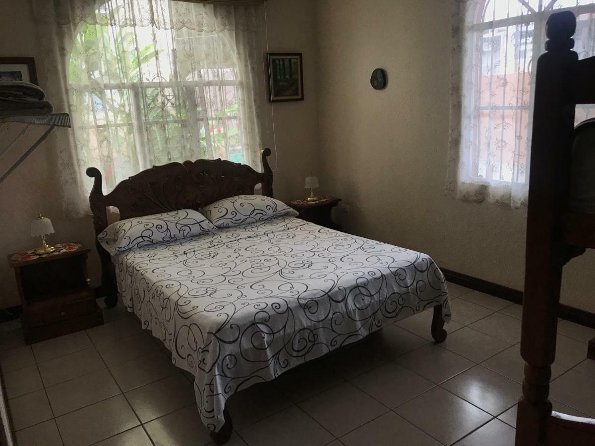 Casa Del Suizo Bed and Breakfast Desamparados  Buitenkant foto