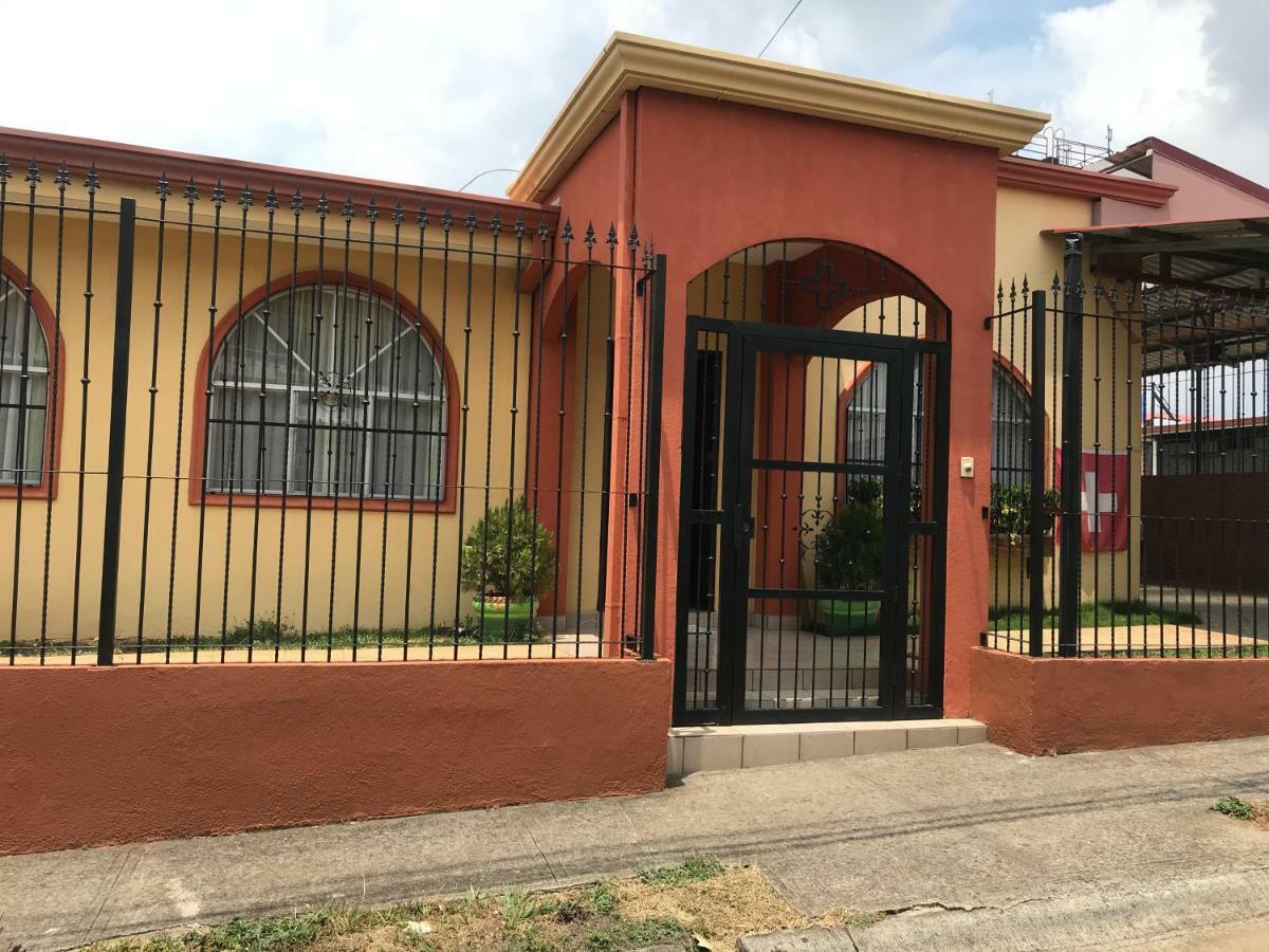 Casa Del Suizo Bed and Breakfast Desamparados  Buitenkant foto