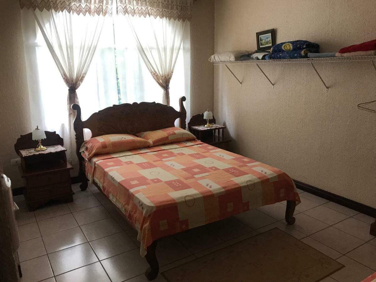 Casa Del Suizo Bed and Breakfast Desamparados  Buitenkant foto
